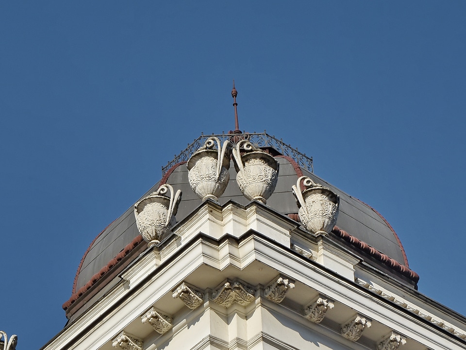 Sculpture vase roof