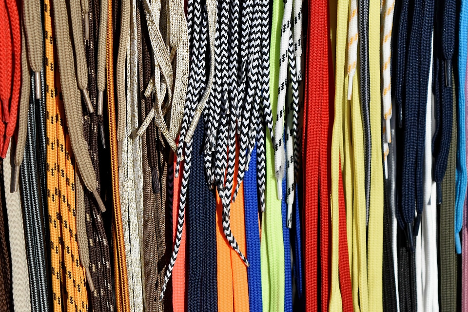 Shoelace vertical hanging