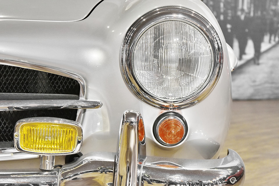 Headlight drive automobile