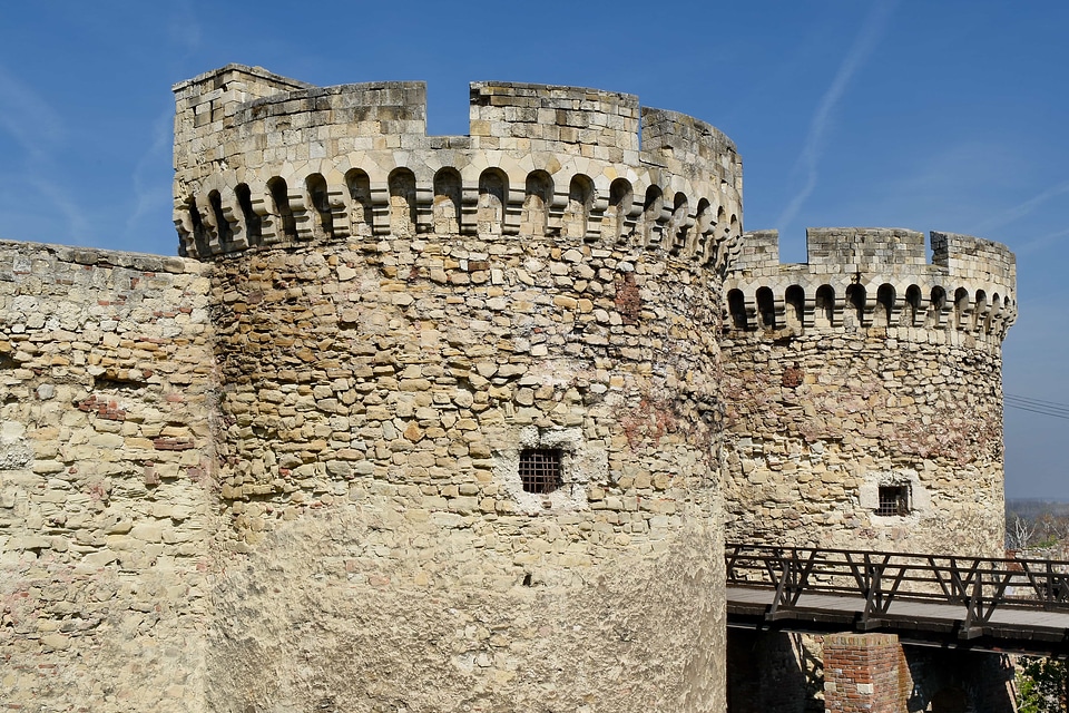 Bridge castle fortification