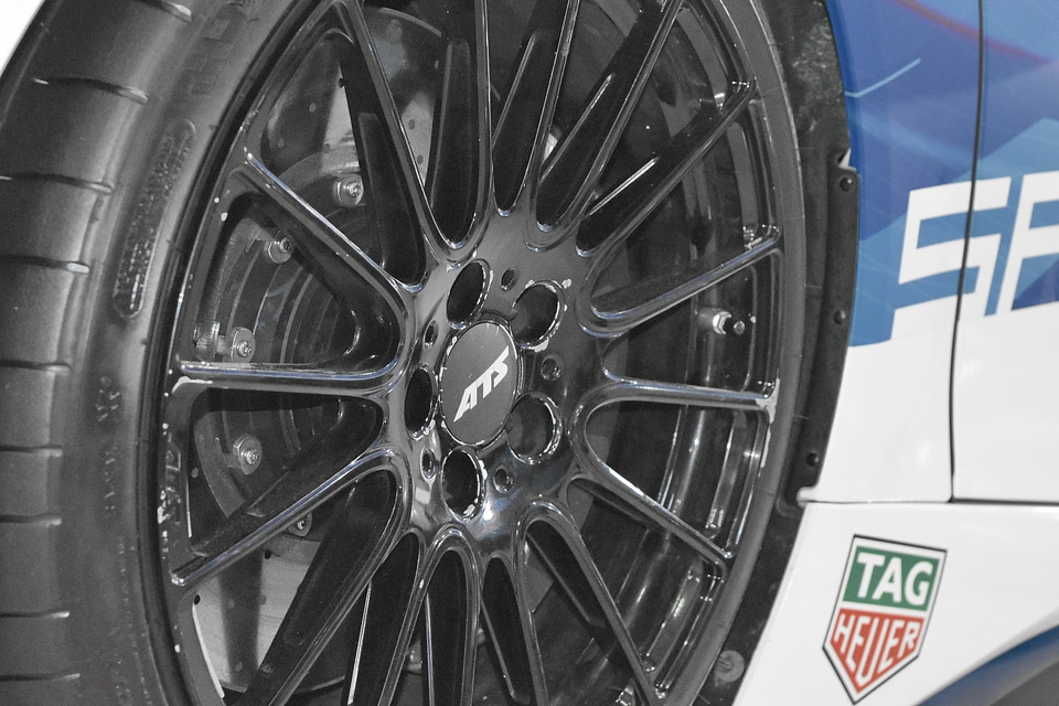 Tire wheel machine