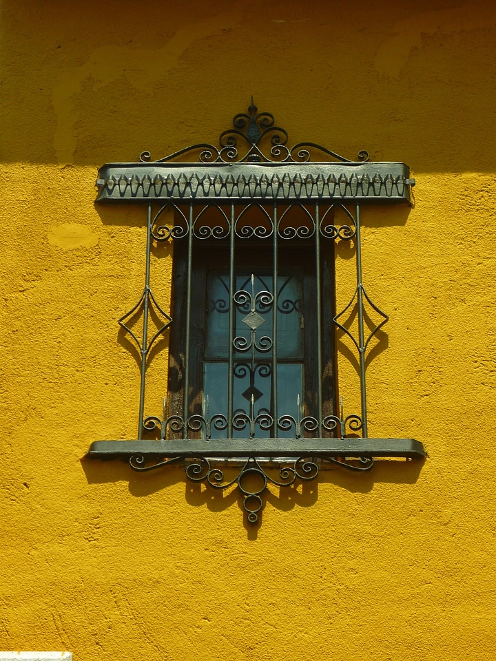 Iron postigo facade