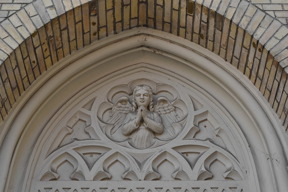 Angel arabesque arch