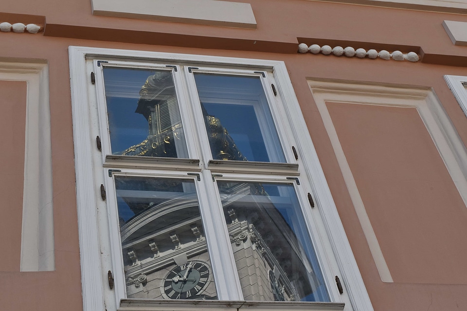 Exterior facade reflection