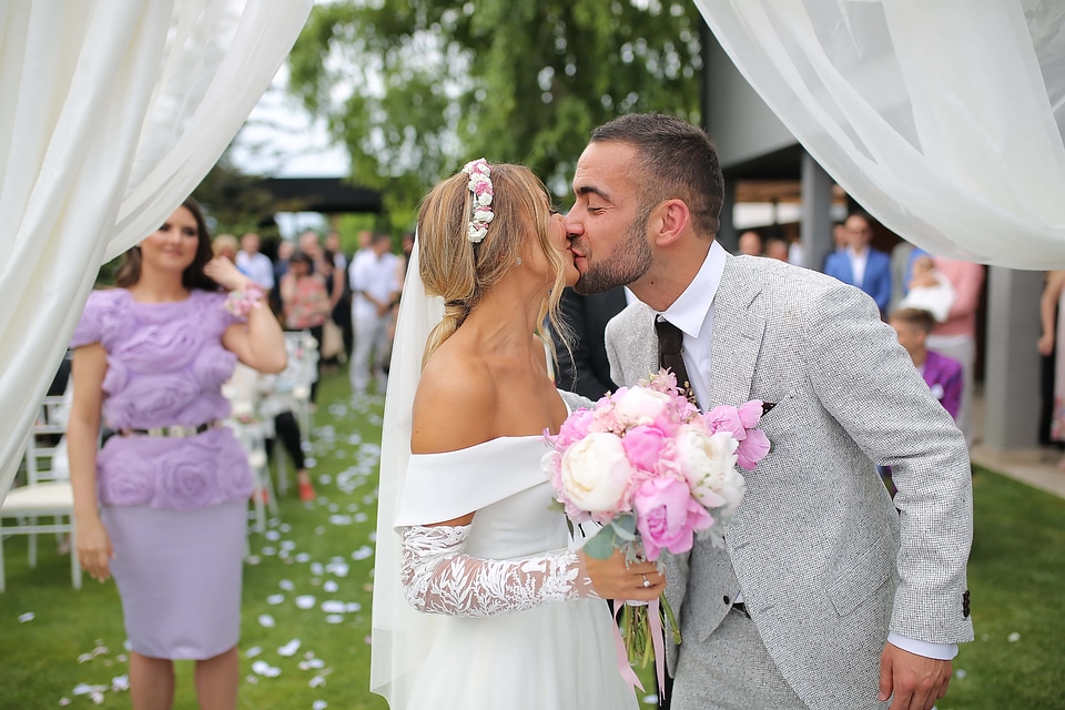 Kiss groom bride photo