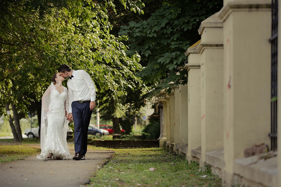 Kiss bride husband