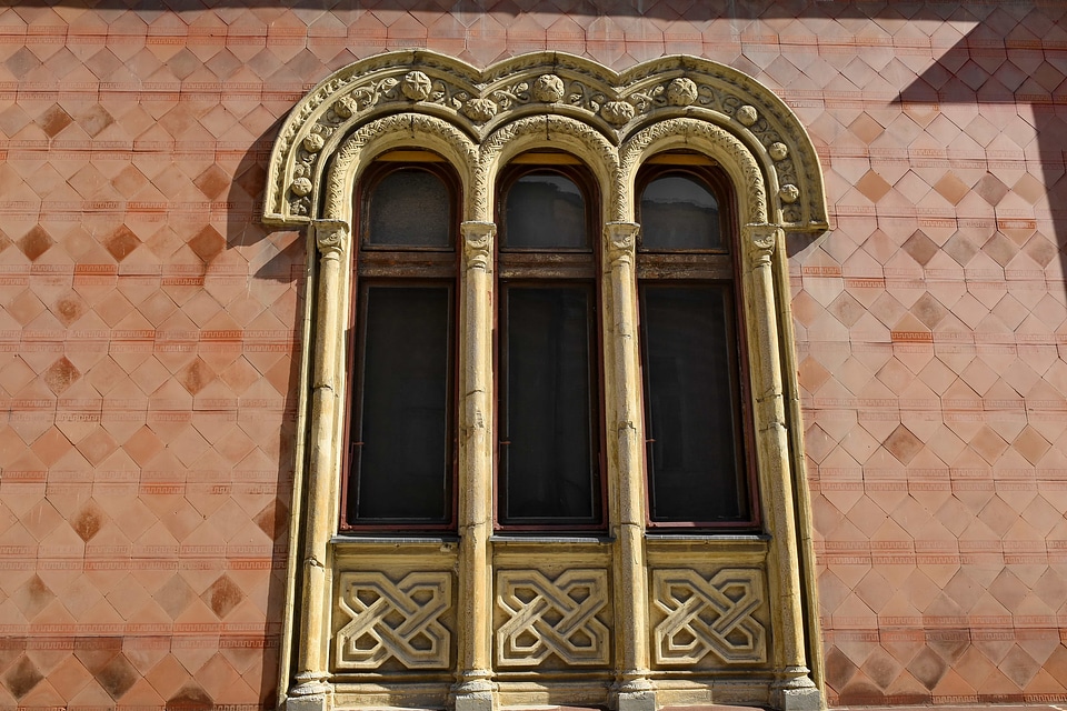 Arabesque arch heritage