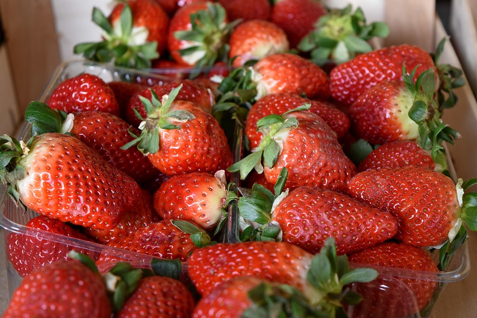 Supermarket berry strawberries