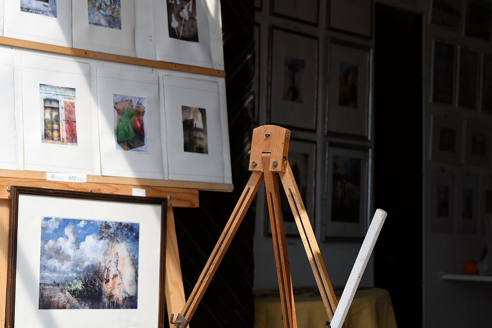 Gallery painting tripod