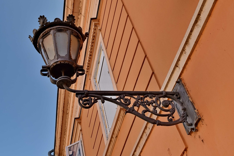 Baroque cast iron device