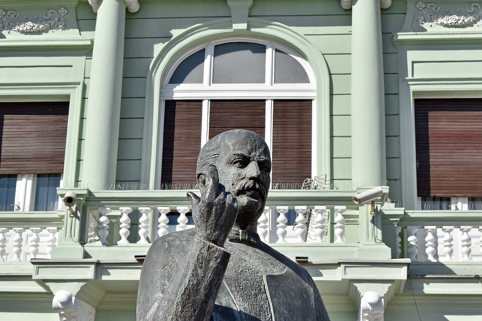 Balcony bust downtown