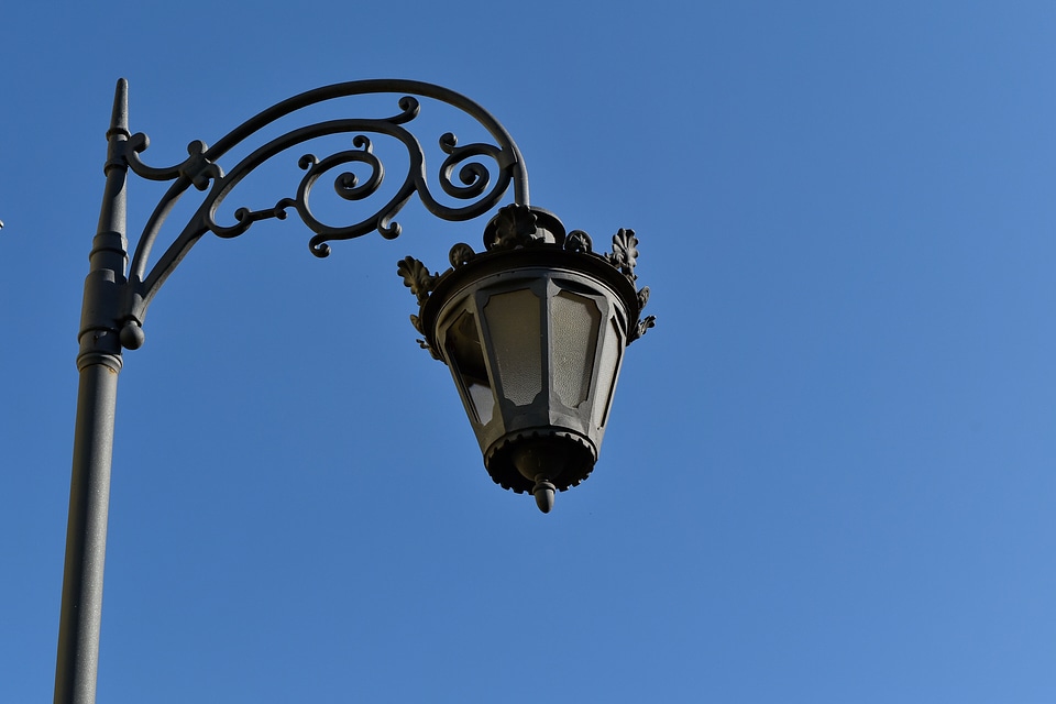 Hanging outdoors lamp