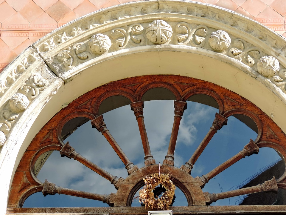 Arabesque arch ornament