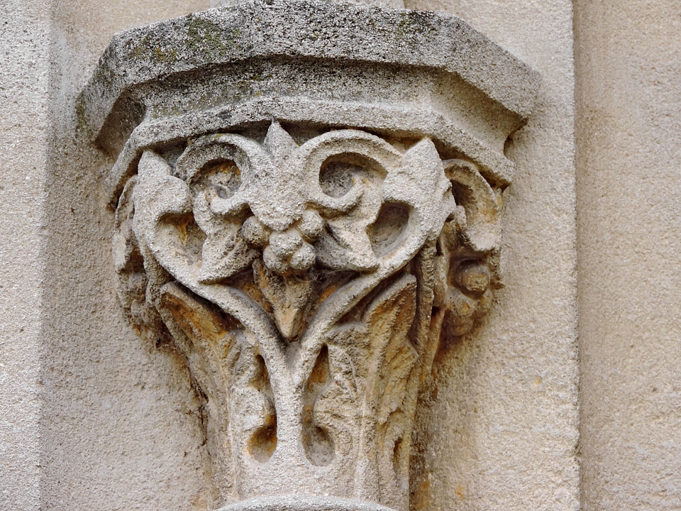 Arabesque ornament sculpture