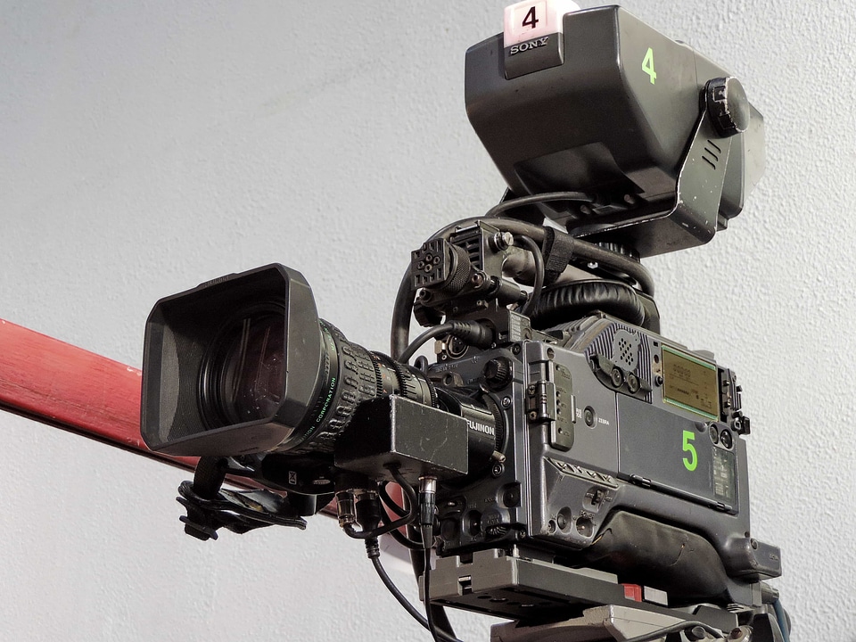 Lens equipment device