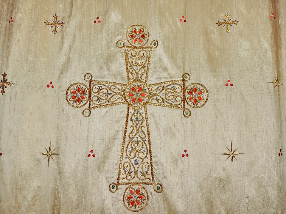 Arabesque art cross