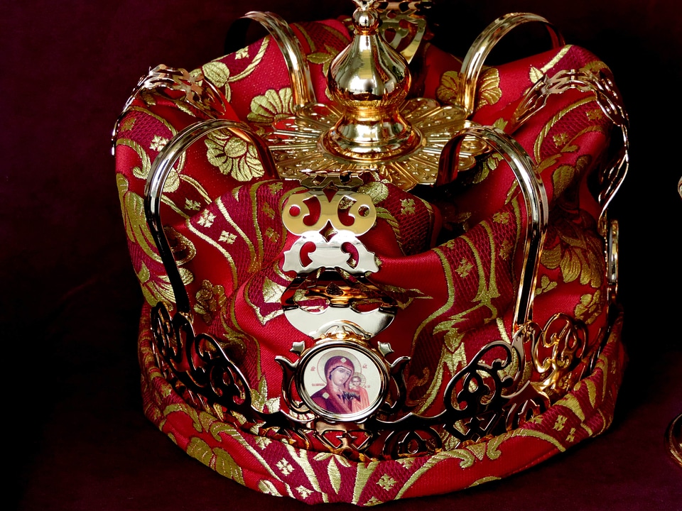 Crown elegance gold