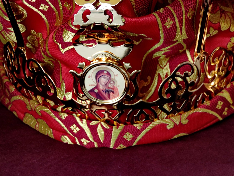 Arabesque crown gold