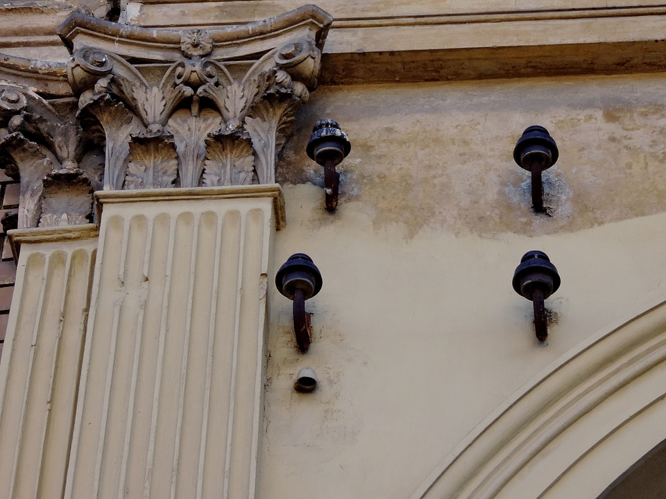 Abandoned arabesque baroque