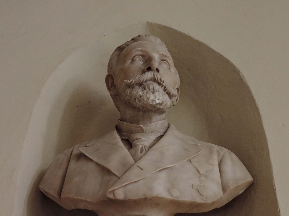 Bust sculpture portrait