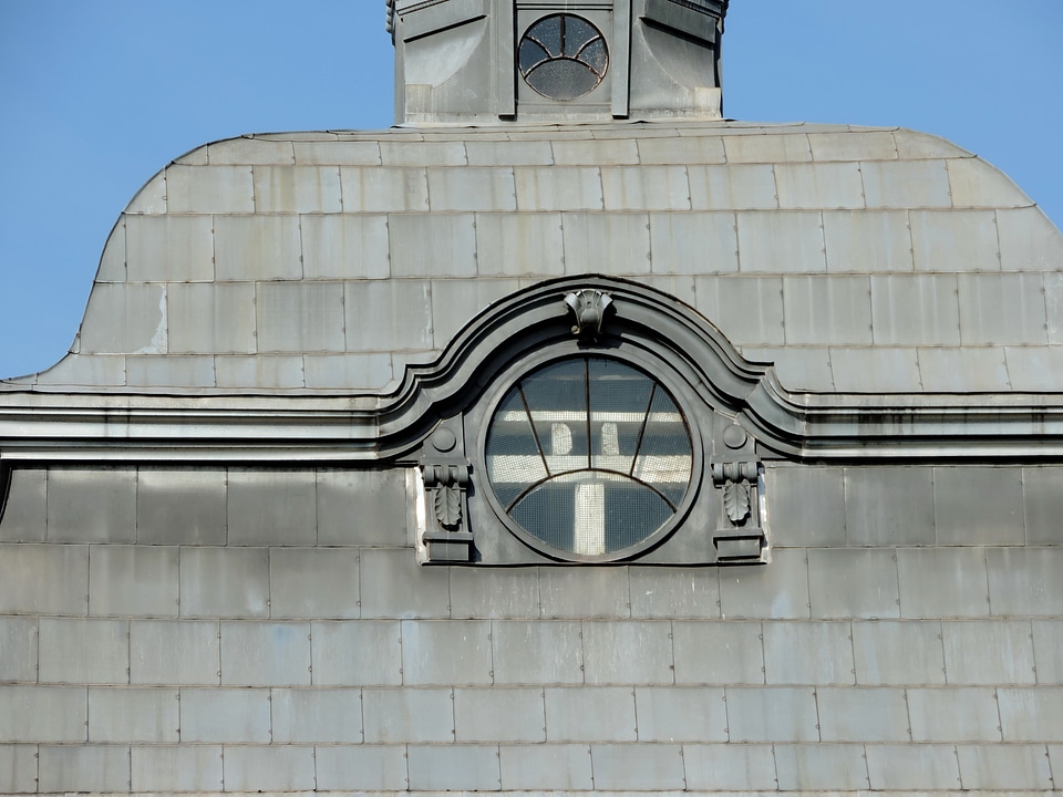 Facade dome building