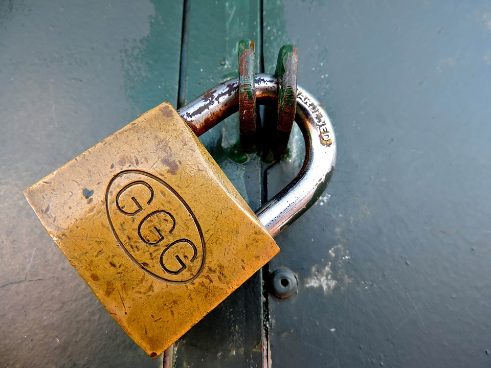Padlock fastener device
