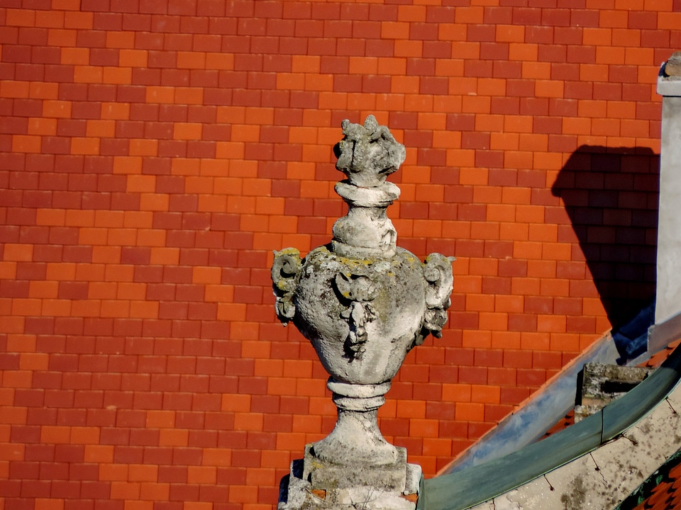 Sculpture statue wall