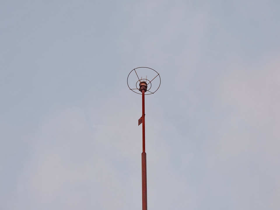 Device high outdoors