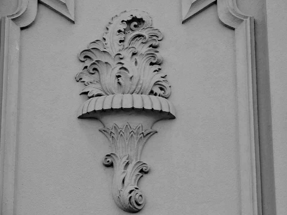 Arabesque black and white device