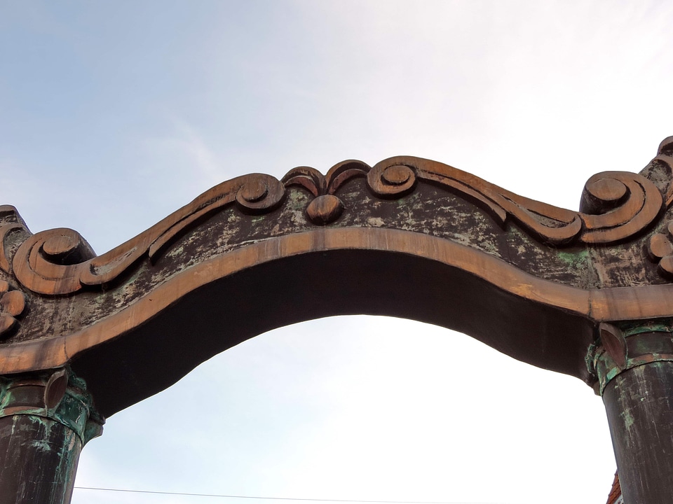 Gate gateway sculpture