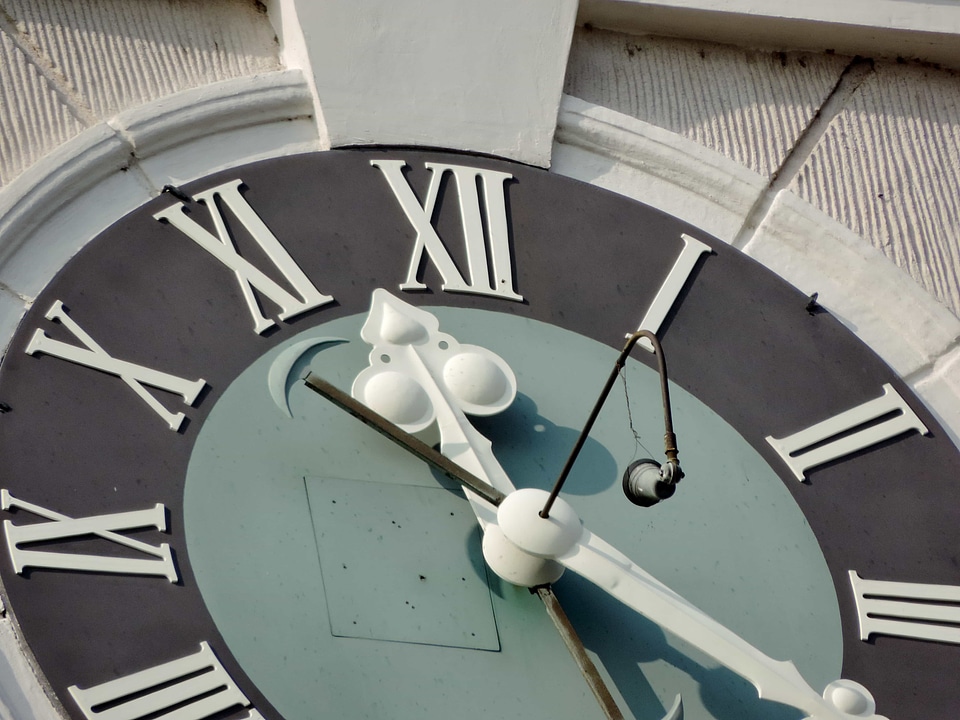 Structure time clock