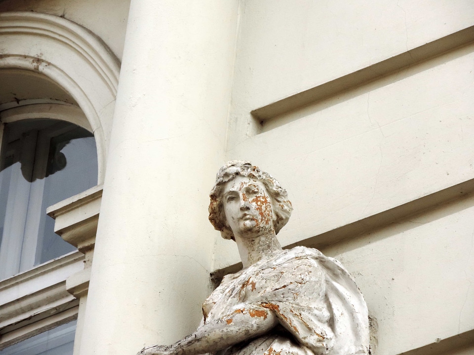 Bust sculpture statue