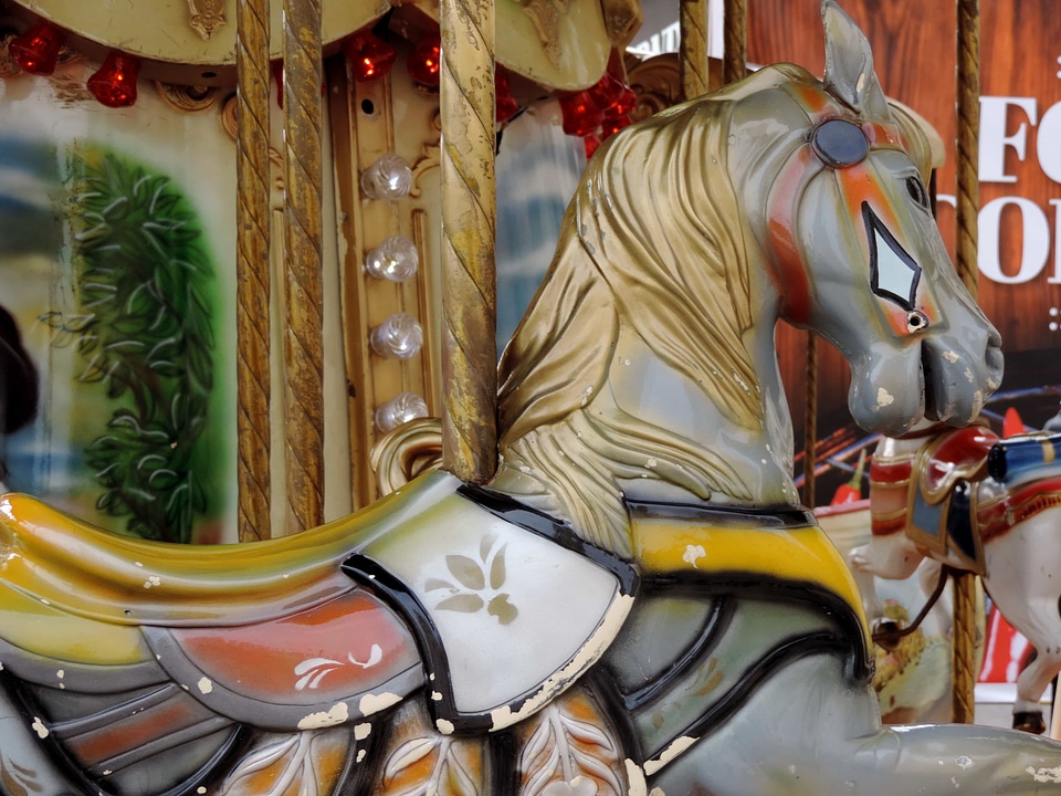 Toy carousel mechanism