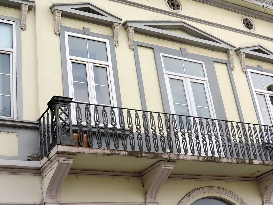 Balcony house building