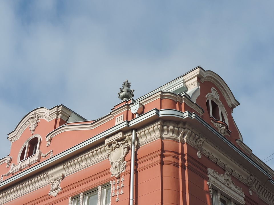 Facade heraldry heritage