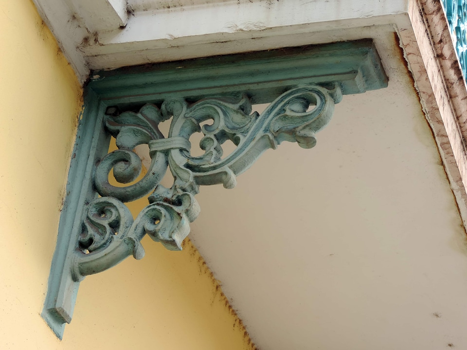 Arabesque baroque cast iron