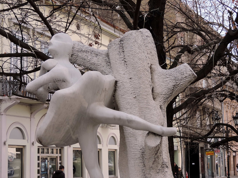 Ballet modern statue