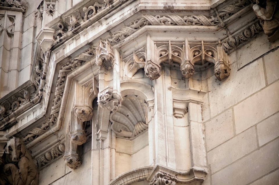 Facade travel building
