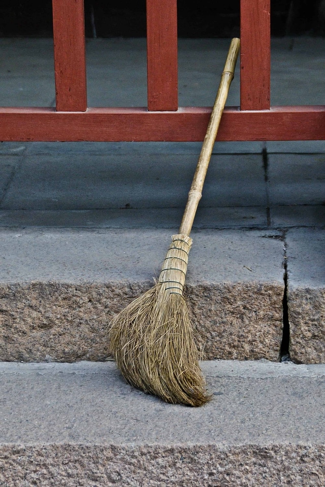 Broom ground object