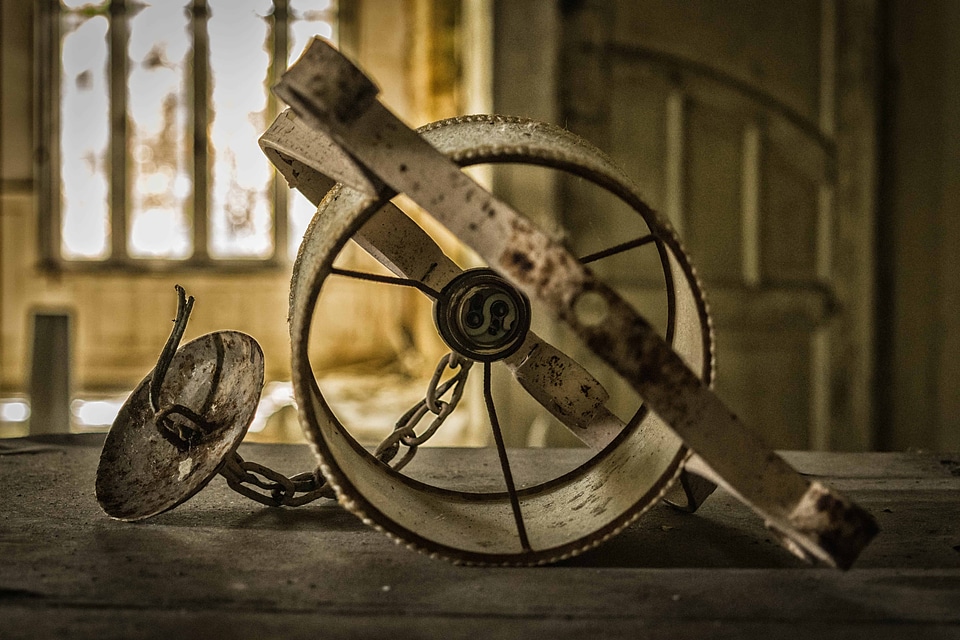Antique chain dust