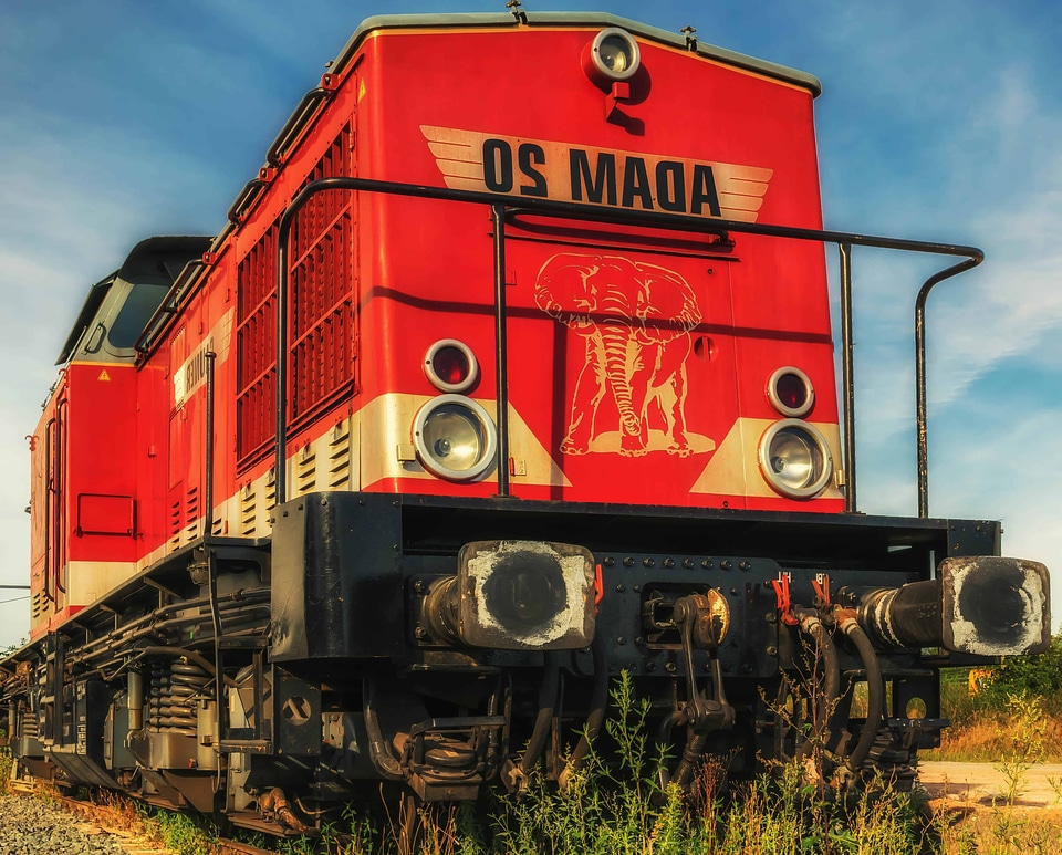 Engine locomotive machine