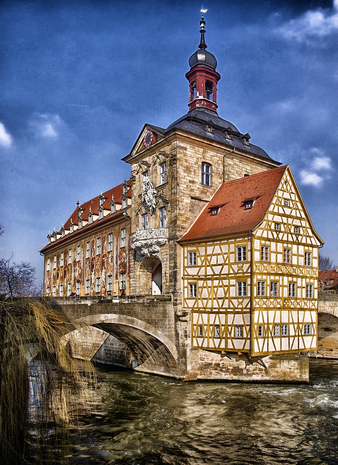 Building landmark sky