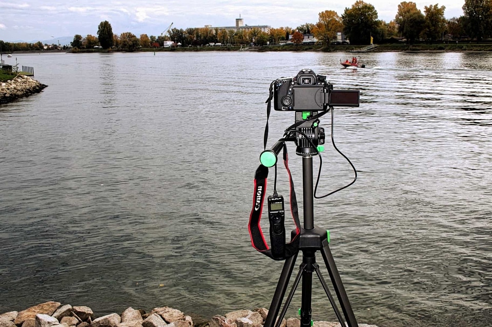 Aperture camera device
