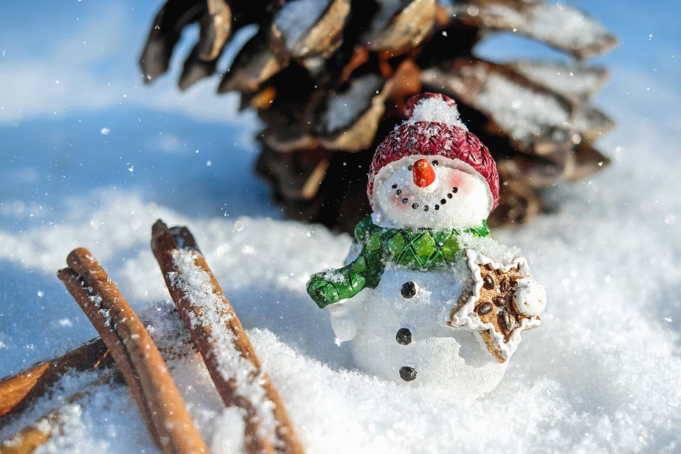 Cold decoration figure