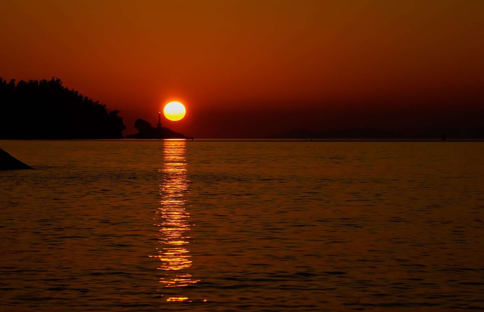 Backlight bay beach