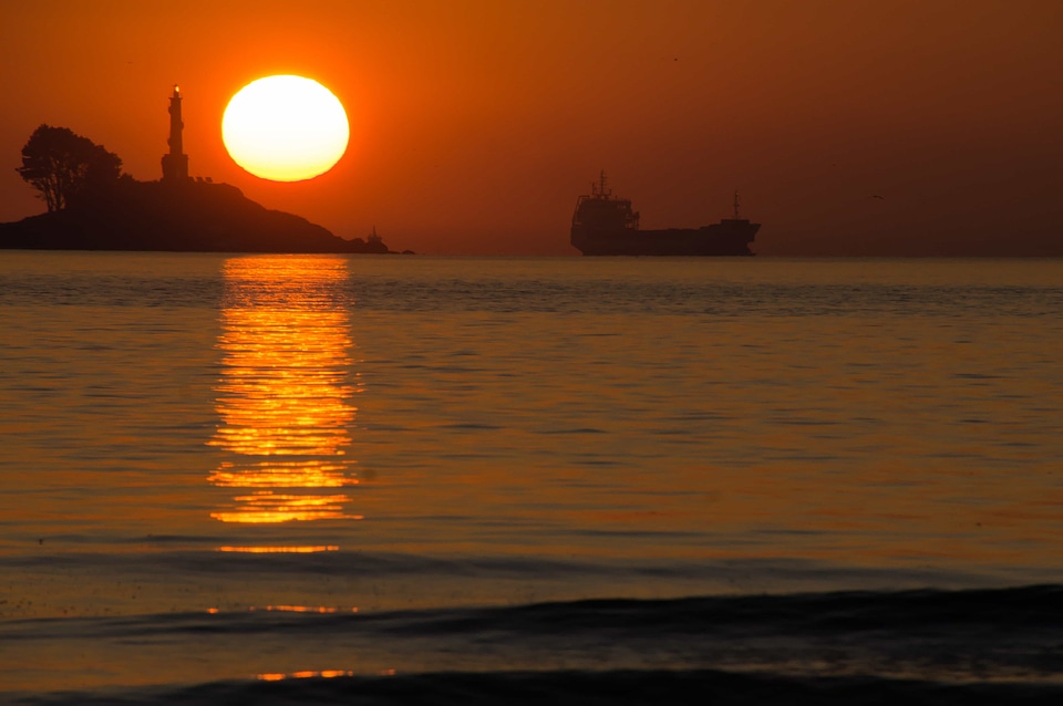 Backlight bay beach