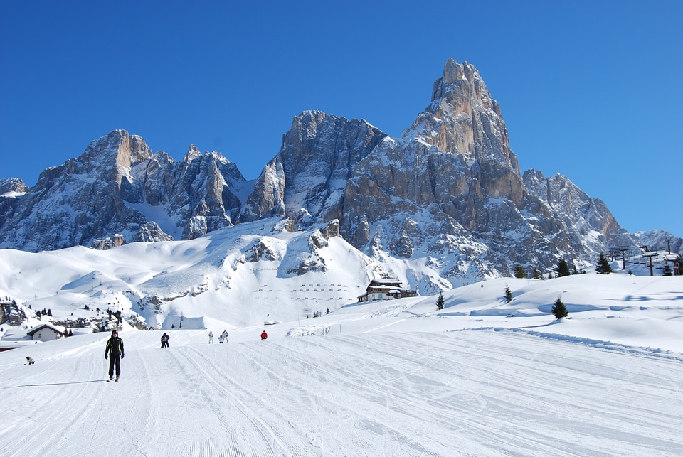 Dolomites skiers sci