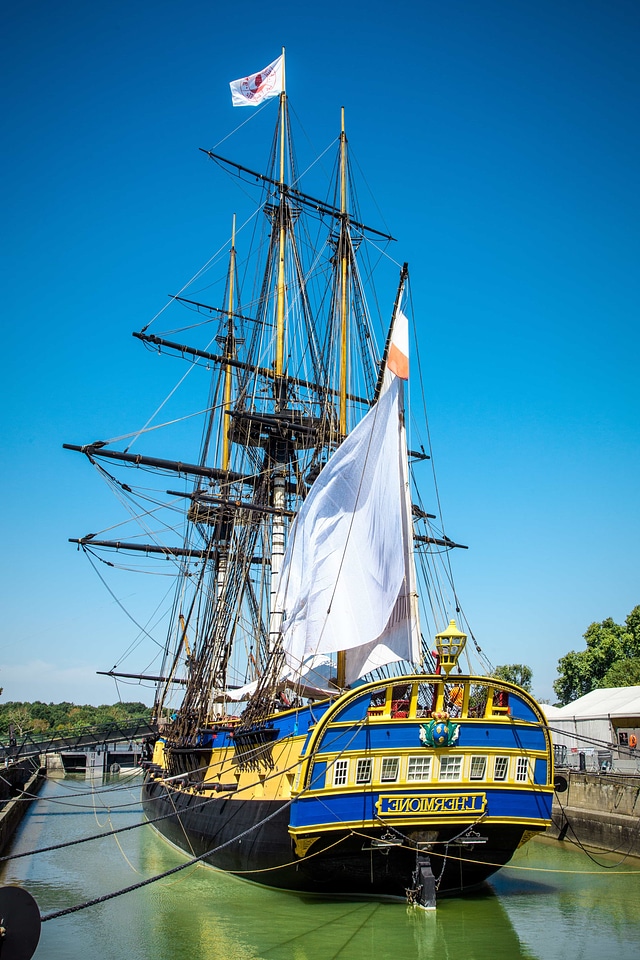 Boat harbor mast