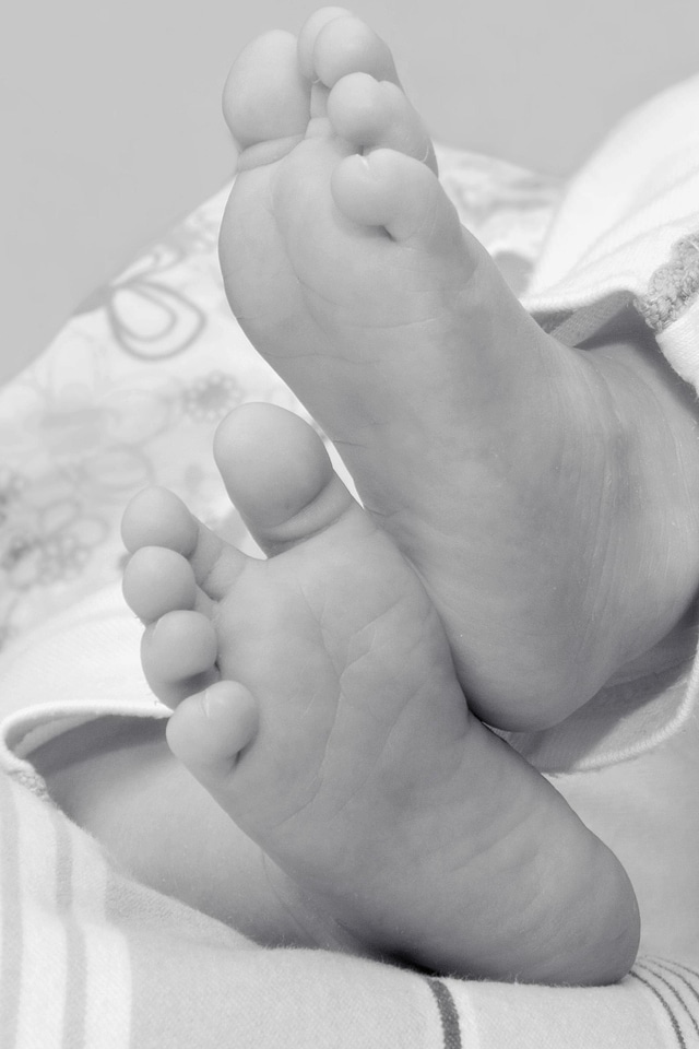 Arm baby barefoot