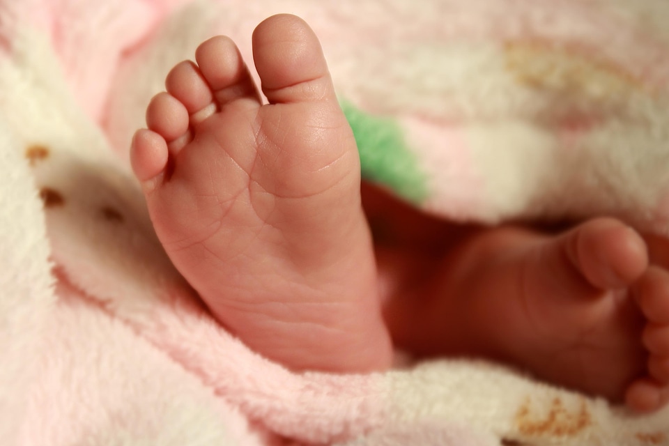 Baby barefoot birth